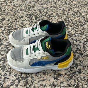 🟡🟢🔵KIDS PUMA SNEAKER SIZE 10. 🟢🟡🔵